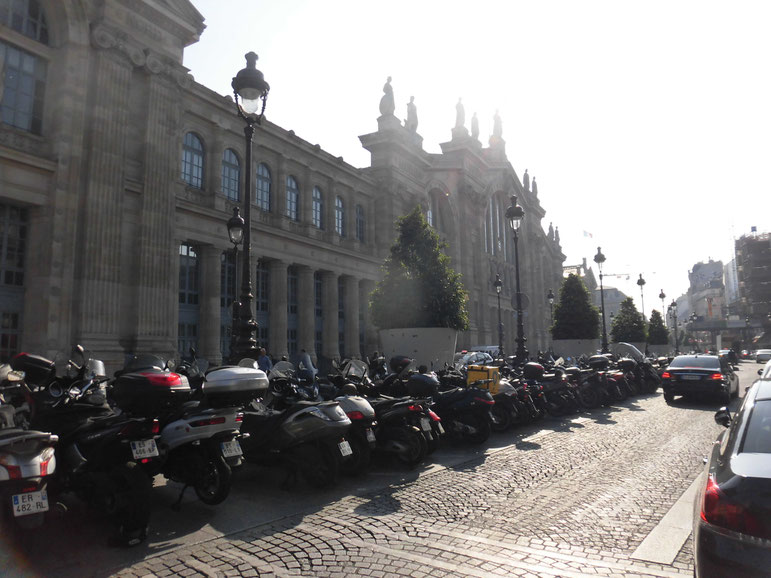 バイク天国パリ。北駅の大量のバイク。