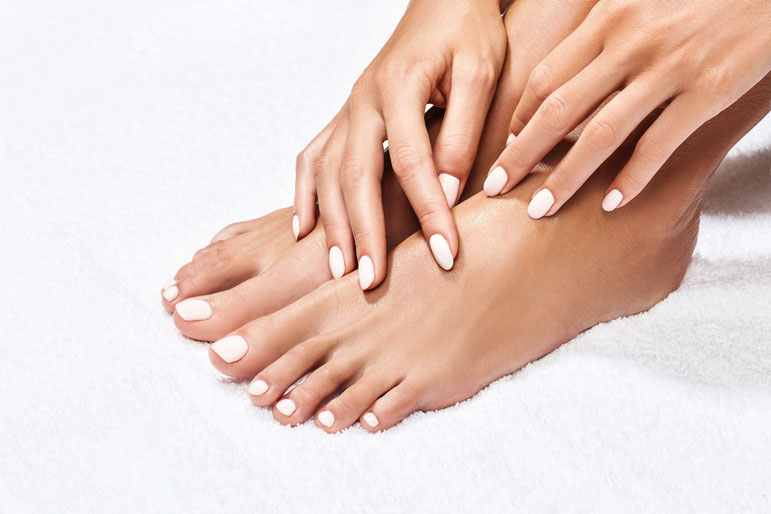 PermanentMake-UP LippenpermanentMake-UP BrauenpermanentMake-UP Microneedling Microdermabrasion Bio-Peeling GreenPeel Schälkur LPGEndermologie Sofri LPG Wimpernlifting Shellac LippenpermanentMake-Up LPG Akne Fusspflege LPG Farblichttherapie Biokosmetik LPG