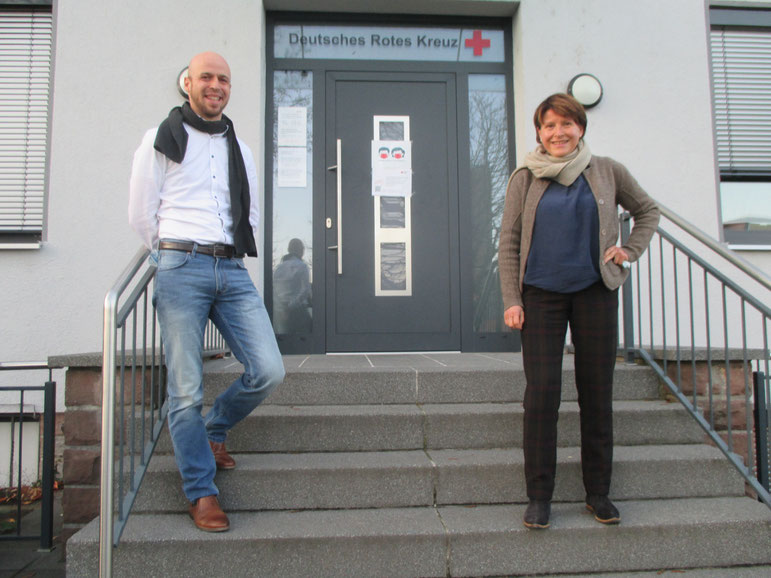 Janosch Müller (Leiter Suchthilfezentrum beim DRK Odenwaldkreis) mit Petra Neubert