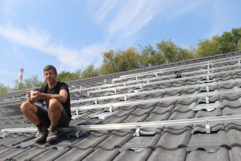 Aufbau PV Anlage Dach Unterkonstruktion