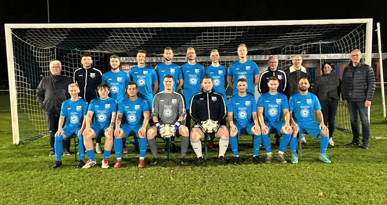 Foto: Mannschaftsfoto 2. Herren mit den neuen Trikots