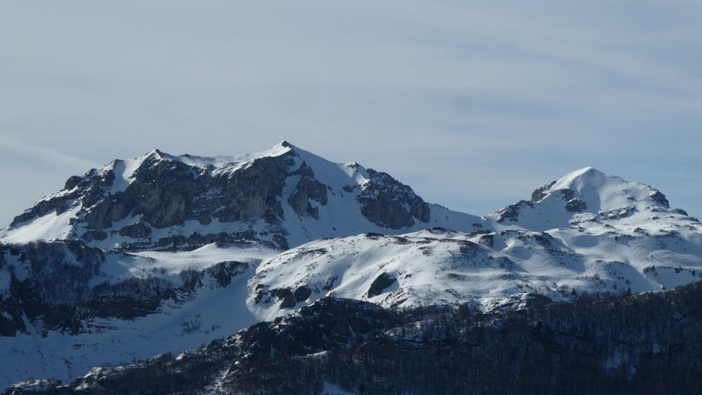 A gauche le massif du Pic Montagnon et à droite le Mailh Bassibé