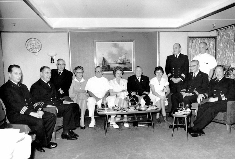 Etat Major SS Rotterdam tijdens de maidentrip in 1959. In het midden Commodore C. Bouman. 2e van links Hoofd Telegrafist de Bock