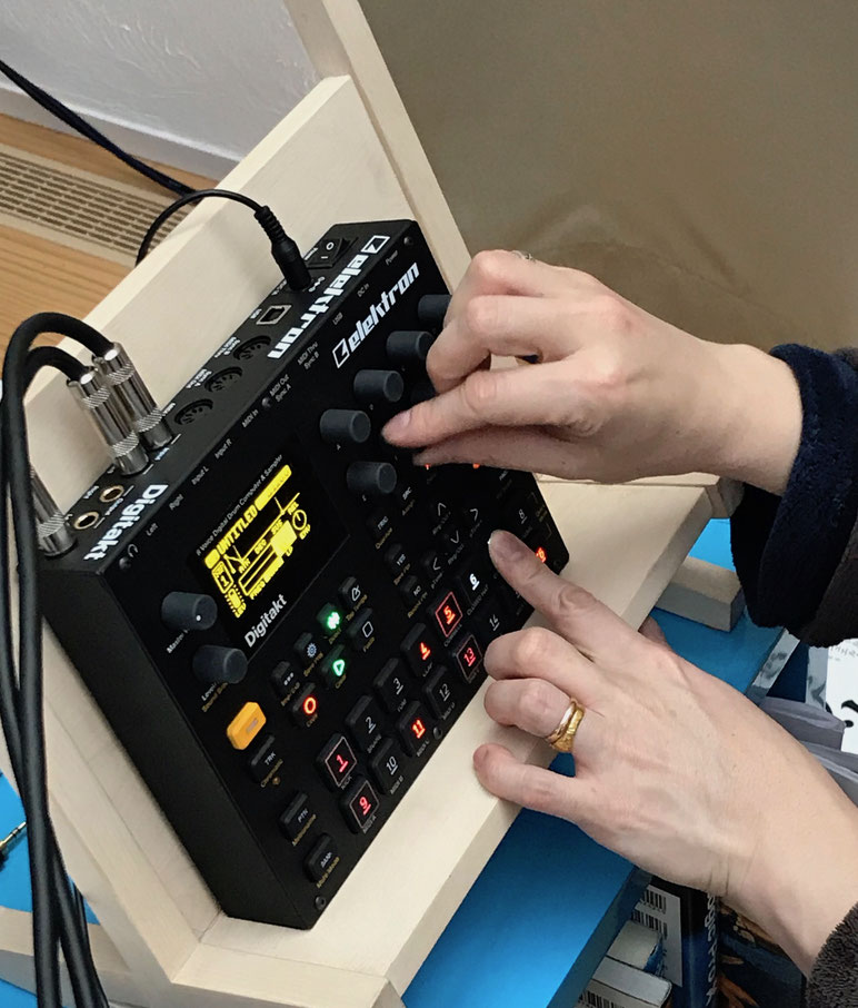 電子音楽ジャンル、電子音楽作り方、日本、電子音楽、電子歴史、電子楽譜、電子世界、電子おすすめ、アナログとは、アナログゲーム、アナログシンセおすすめ、アナログシンセ自作、アナログシンセ音作り、アナログシンセとは、アナログシンセ入門、アナログデジタル、アナログシンセ中古