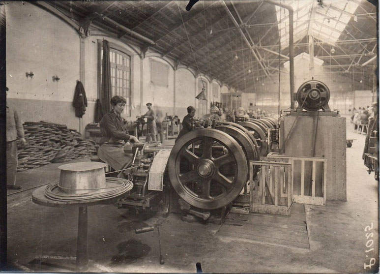Opération de filage réalisée probablement dans l'atelier Aa qui deviendra plus tard le 101 (Garages).