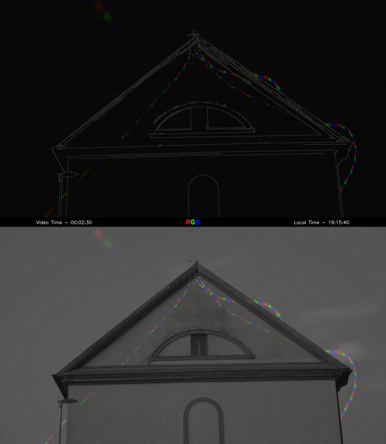 Infrarotaufnahme einer Kirche mit farbig markierten Flugbahnen von Fledermäusen, die durch eine KI-Analyse automatisch erkannt wurden.