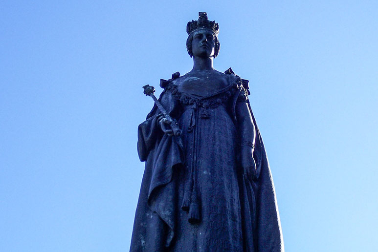 Queen Victoria steht als Statue vor dem British Columbia Parliament Building. Sie lebte von 1837 bis 1901.