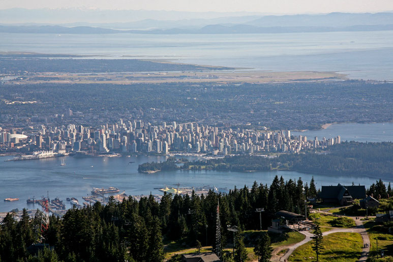 Vom Grouse Mountain hat man einen anderen spektakulären Blick auf eine der schönsten Städte der Welt. Im Hintergrund ist Vancouver Island zu sehen.