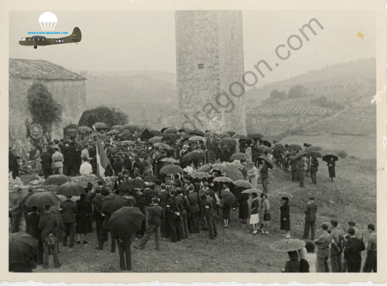 Obsèques des martyrs au petit cimetière de Saint Martin de Brômes. 