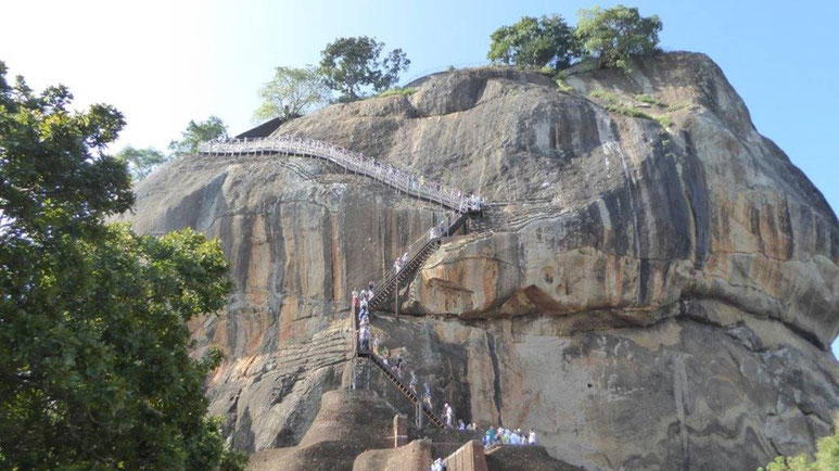 Bild: Der Rockfelsen von Sirigiya bei Dambulla
