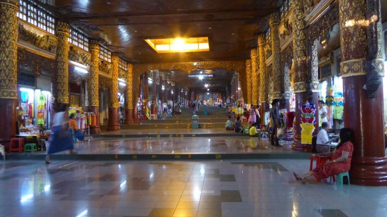 Bild: Zugang zur Shwedagon Pagode mit den vielen Devotionalienläden rechts und links