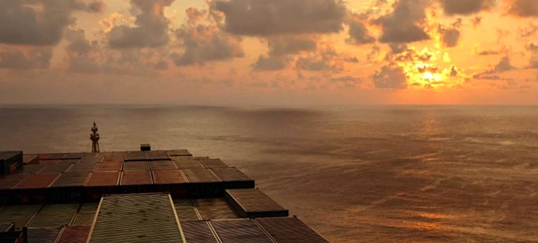Bild: Sonnenuntergang auf unserem Segelschiff von Dubai nach Indien