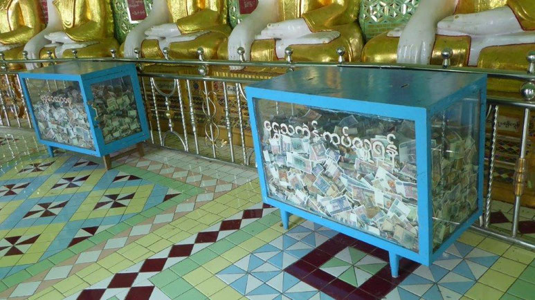 Bild: Geldschreine im Tempel zur Finanzierung der Tempelrestaurierung 