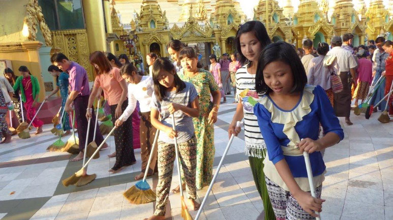 Bild: Reinigung des Bodens der Shwedagon Pagode in Myanmar mit Besen