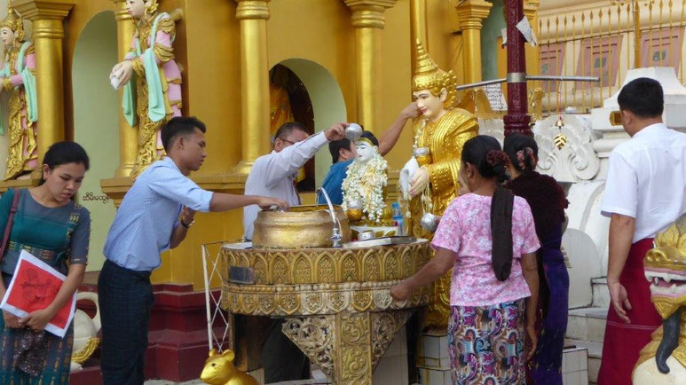 Bild: Zeremonien der Gläubigen vor der Shwedagon Pagode