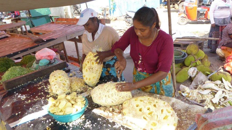 Bild: Straßenverkaufsstand in Sri Lanka. Die Yamswurzeln werden portioniert.