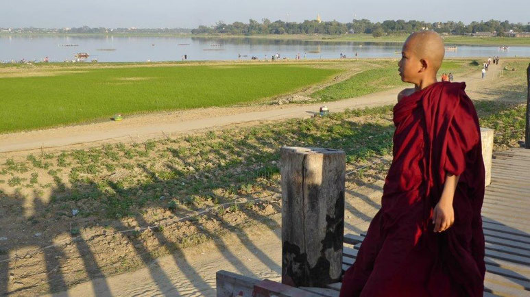 Bild: Meditierender Mönch am Flussufer in Myanmar