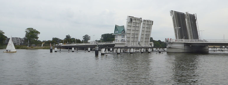 Bild: Die mächtige Klappbrücke verbindet die beiden Ufer der Schlei