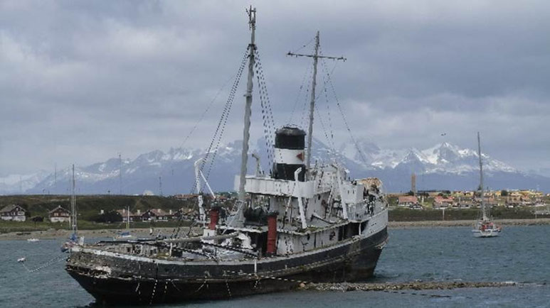 Bild: Wrack der Cervantes im Hafen von Ushuaia