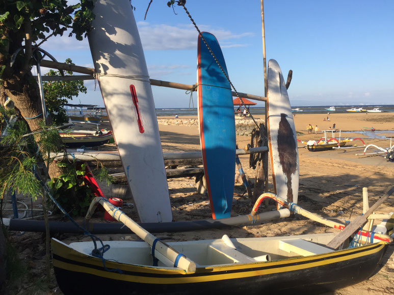 Bild: Surfbretter und Paddelboot am Strand von Sanur auf Bali 