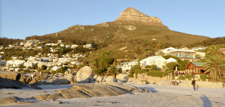 Bild: Camps Bay in der Abendsonne mit Lion´s Head im Hintergrund