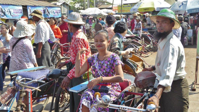 Bild: Im Dorf Dala bei Mandala in Myanmar zeigt mir eine junge Myanmarin die Sehenswürdigkeiten