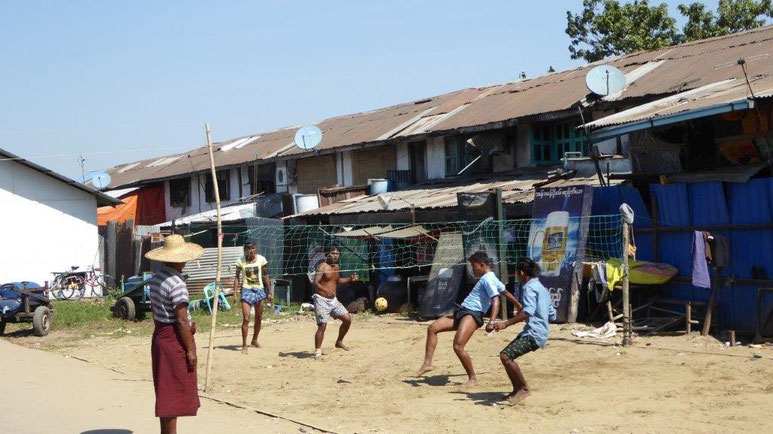 Bild: Jungen spielen Fußball in einem Dorf bei Mandala in Myanmar