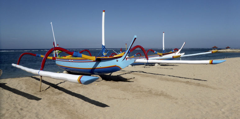 Bild: Panoramabild Fischerboote (Junkungs) am Strand von Sanur auf Bali