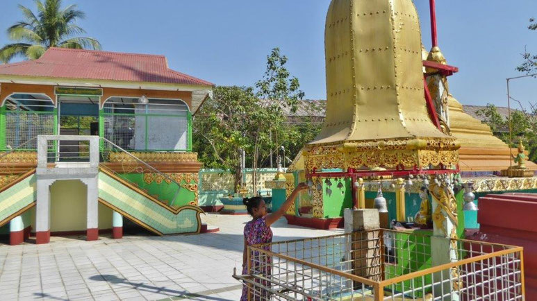 Bild: Pagode in der Nähe des Dorfes Dala bei Mandala in Myanmar