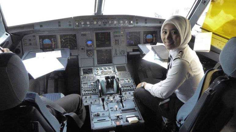 Bild: Das Cockpit einer Lufthansamaschine mit einer hübschen Co-Pilotin