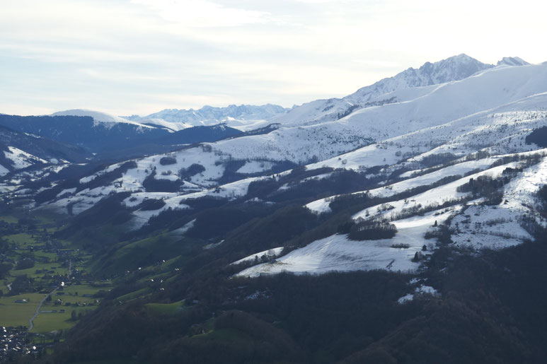 Vallée de Campan depuis le Petit Monné - A droite l'Arbizon et au fond la Maladeta