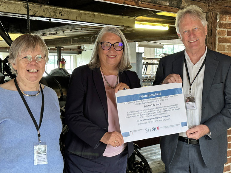 Anne-Katrin John, Ministerin Dorit Stenke, Stephan Reuß bei der Übergabe des Förderbescheids