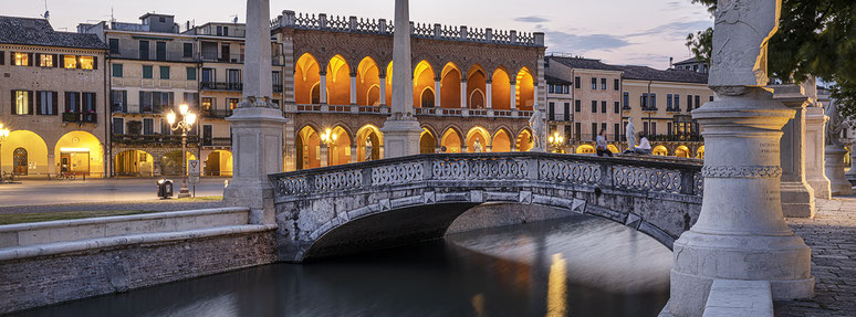 Farbphoto vom Prato della Valle in Padua im Panorama-Format