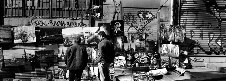Straßenverkäufer mit Kunstdrucken in Istanbul, Türkei als Schwarzweißphoto im Panorama-Format