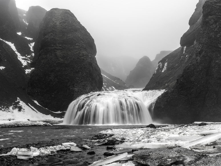 Landschaftsaufnahme mit Wasserfall im Winter als Farb-Photographie, Island/Iceland