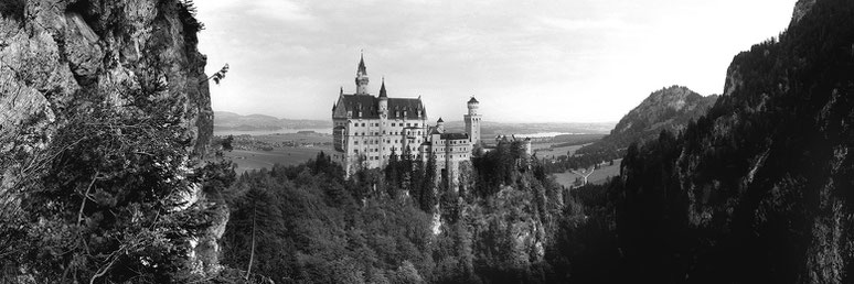 Neuschwanstein in schwarz-weiß als Panorama-Photographie