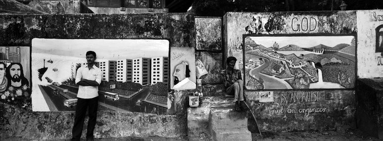 Maler mit Wandmalereien in Fort Kochin, Indien, in schwarz-weiß als Panorama-Photographie