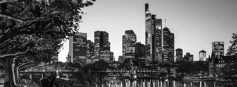 Sachsenhäuser Ufer in Frankfurt als Schwarzweißphoto im Panorama-Format 