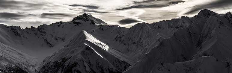 Landschaftsaufnahme der verschneiten Alpen in Samnaun, Schweiz als Farb-Photographie