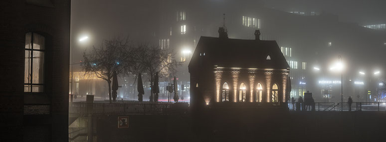 Kleines Fleetschlösschen by night in Hamburg als Farbphoto im Panorama-Format. 