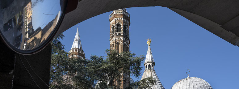 Farbphoto der Basilica di Sant`Antonio in Padua im Panorama-Format