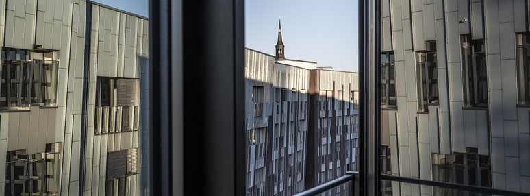 Hafencity und Marktplatz in Hamburg als Farbphoto im Panorama-Format. 