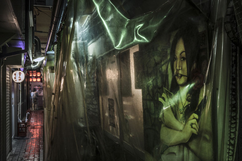 Nachtaufnahme im Vergnügungsviertel Dotombori in Osaka als Farbphotographie, Japan