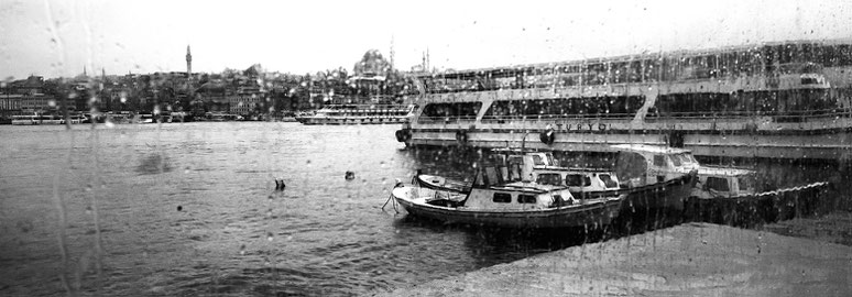 An der Galata Brücke in Istanbul, Türkei als Schwarzweißphoto im Panorama-Format