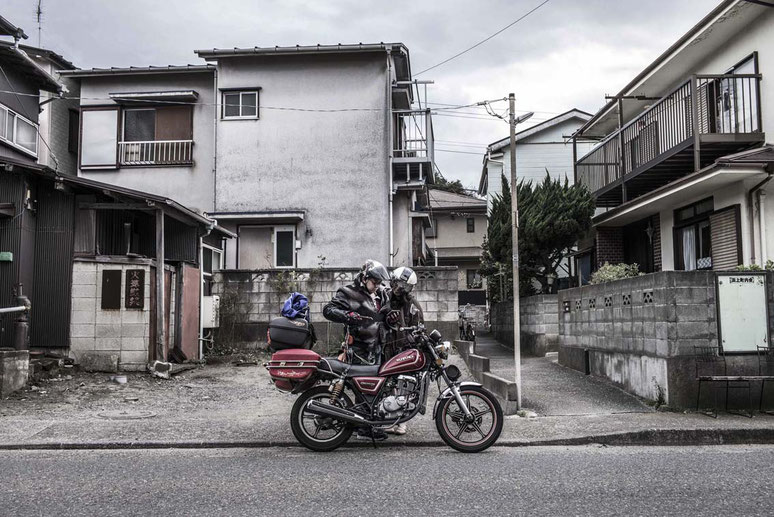 Motorradfahrer auf einer Straße in Enoshima, Japan als Farbphoto