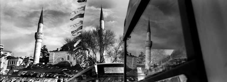 Spiegelungen in Üsküdar in Istanbul, Türkei als Schwarzweißphoto im Panorama-Format