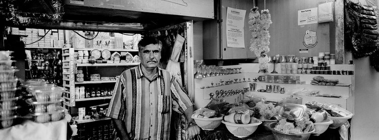 Mann auf dem Al Souq al Kabeer in Dubai als Panorama-Photographie