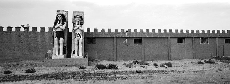 Eingang der Altlas Filmstudios in Marokko in schwarz-weiß als Panorama-Photographie