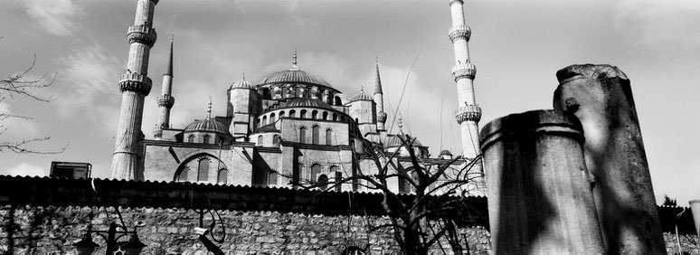 Die Sultan Ahmet Camii in Istanbul, Türkei als Schwarzweißphoto im Panorama-Format