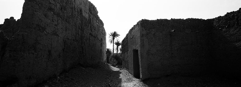 Verfallene Kasbah von Skoura in Marokko, in schwarz-weiß als Panorama-Photographie